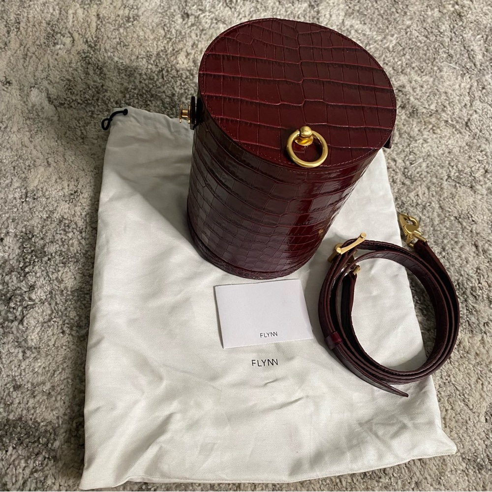 Bucket crossbody bag